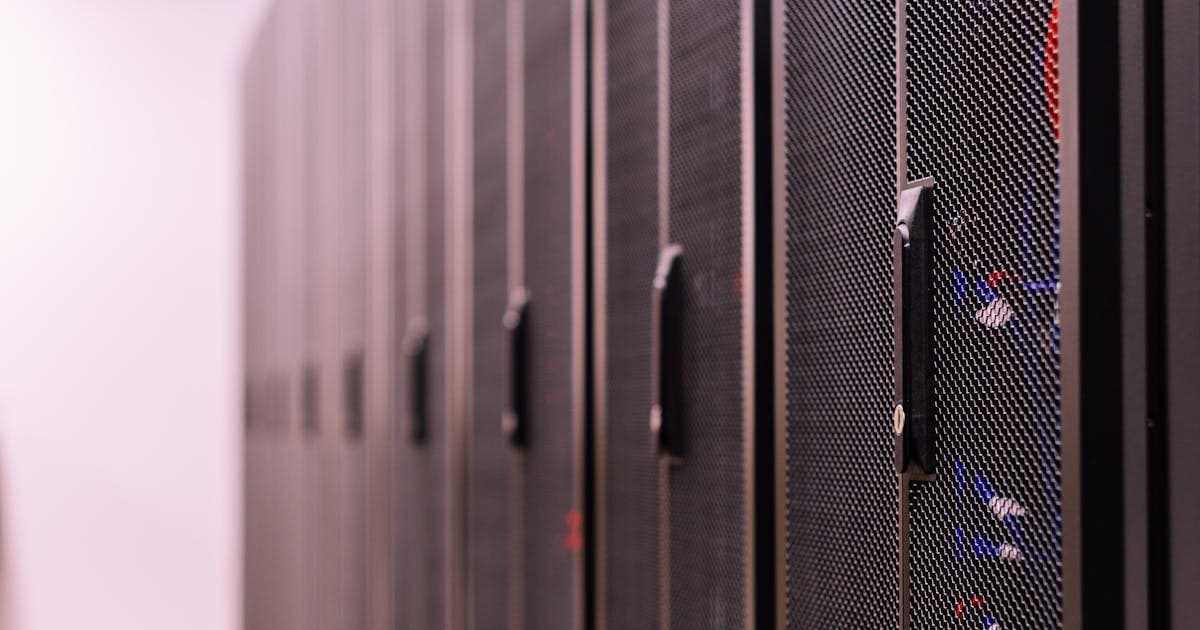 VMware ESXi sorunlarını anlatan içerik için veri merkezi sunucu rackleri ve altyapı görseli