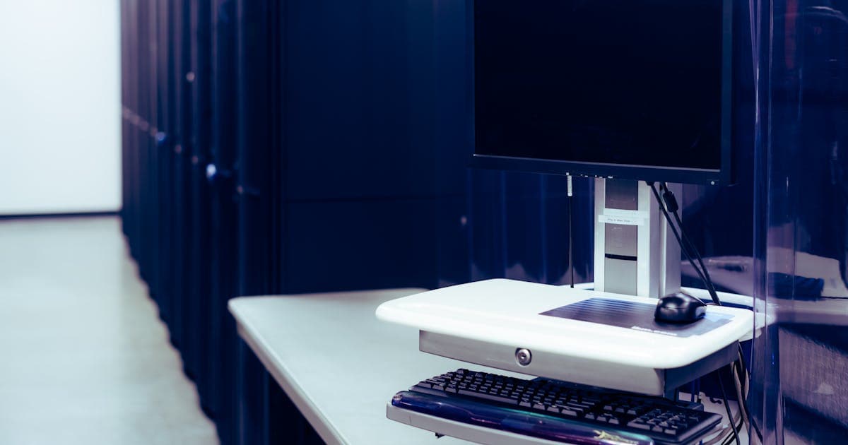 cPanel hata çözümleri rehberi için sunucu yönetim paneli ve veri merkezi ortamını gösteren teknik görsel cPanel hata çözümleri rehberi için sunucu yönetim paneli ve veri merkezi ortamını gösteren teknik görsel