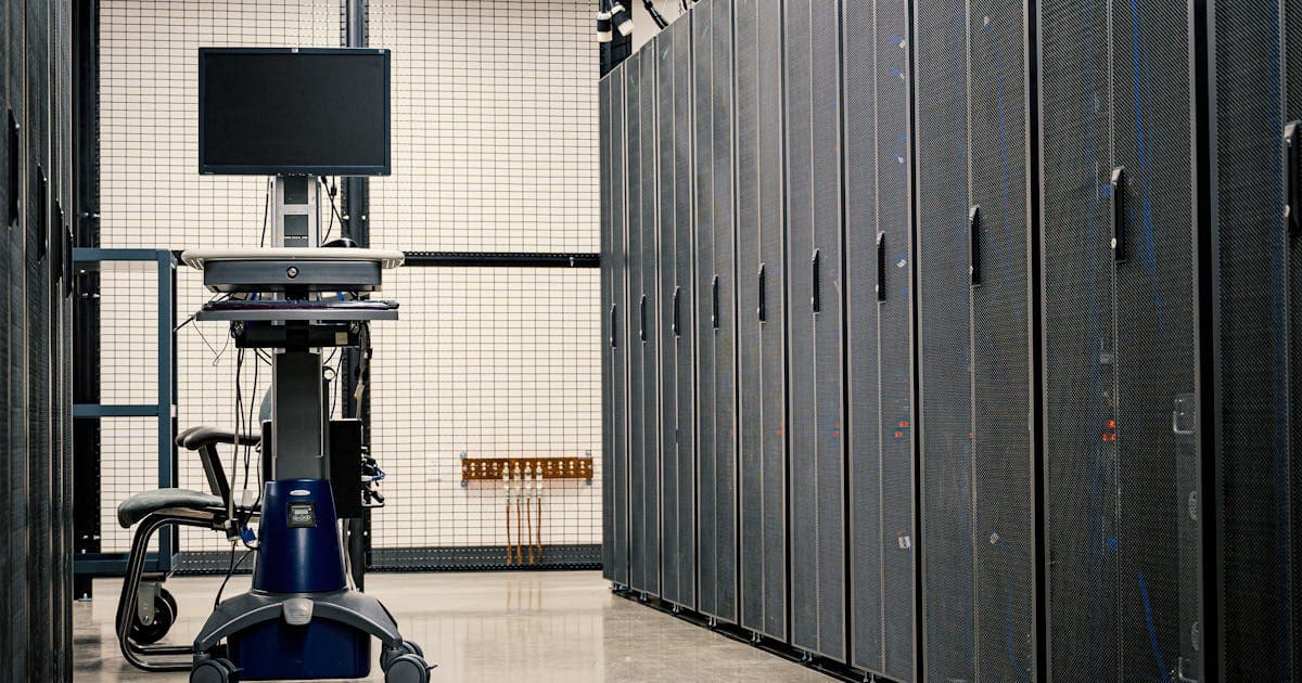 Veri merkezinde yönetim arabası ve sunucu koridorunu gösteren gerçek fotoğraf Veri merkezinde yönetim arabası ve sunucu koridorunu gösteren gerçek fotoğraf