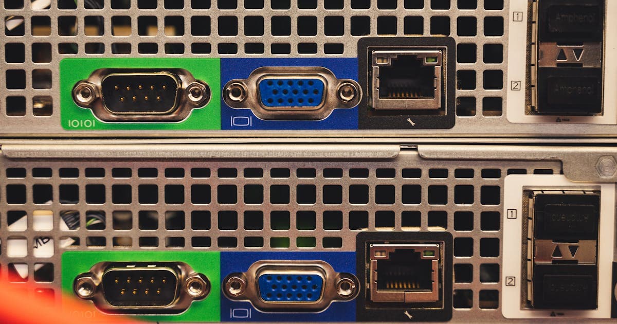 Sunucu arkasındaki ağ portları ve bağlantı noktalarını gösteren yakın plan fotoğraf Sunucu arkasındaki ağ portları ve bağlantı noktalarını gösteren yakın plan fotoğraf