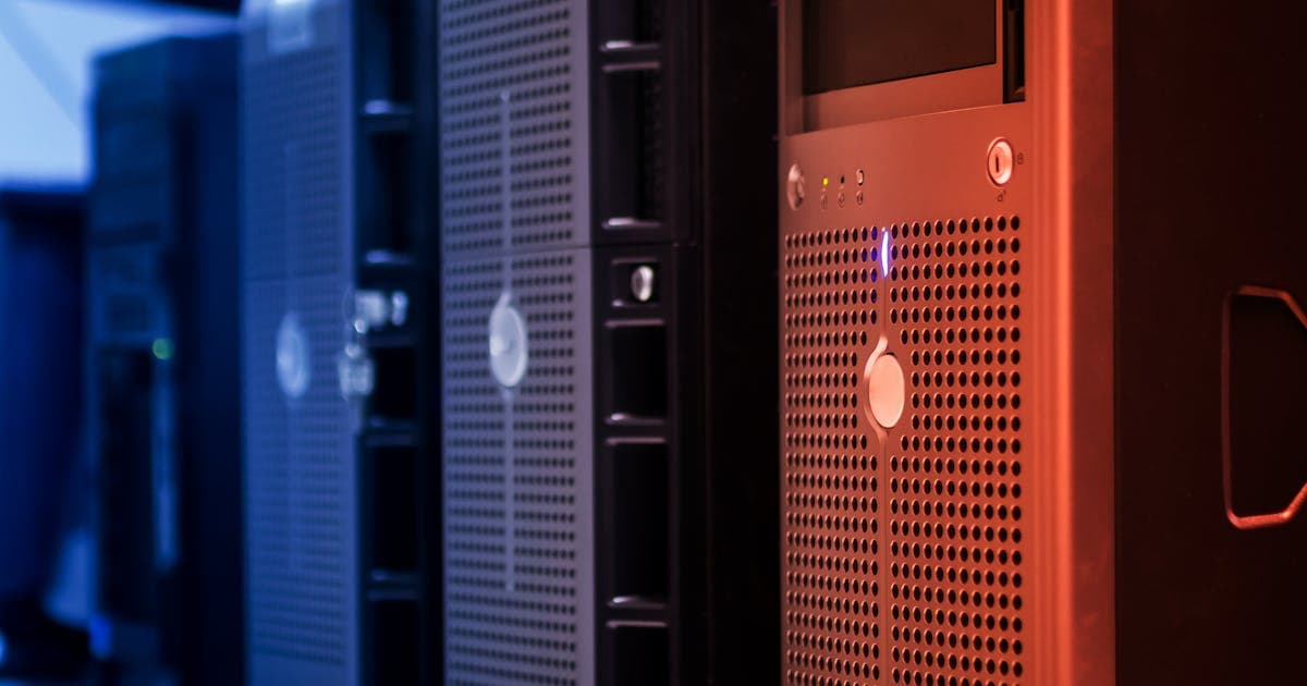 Windows Server sorunları için veri merkezi ortamı ve sunucu altyapısını gösteren teknik görsel Windows Server sorunları için veri merkezi ortamı ve sunucu altyapısını gösteren teknik görsel