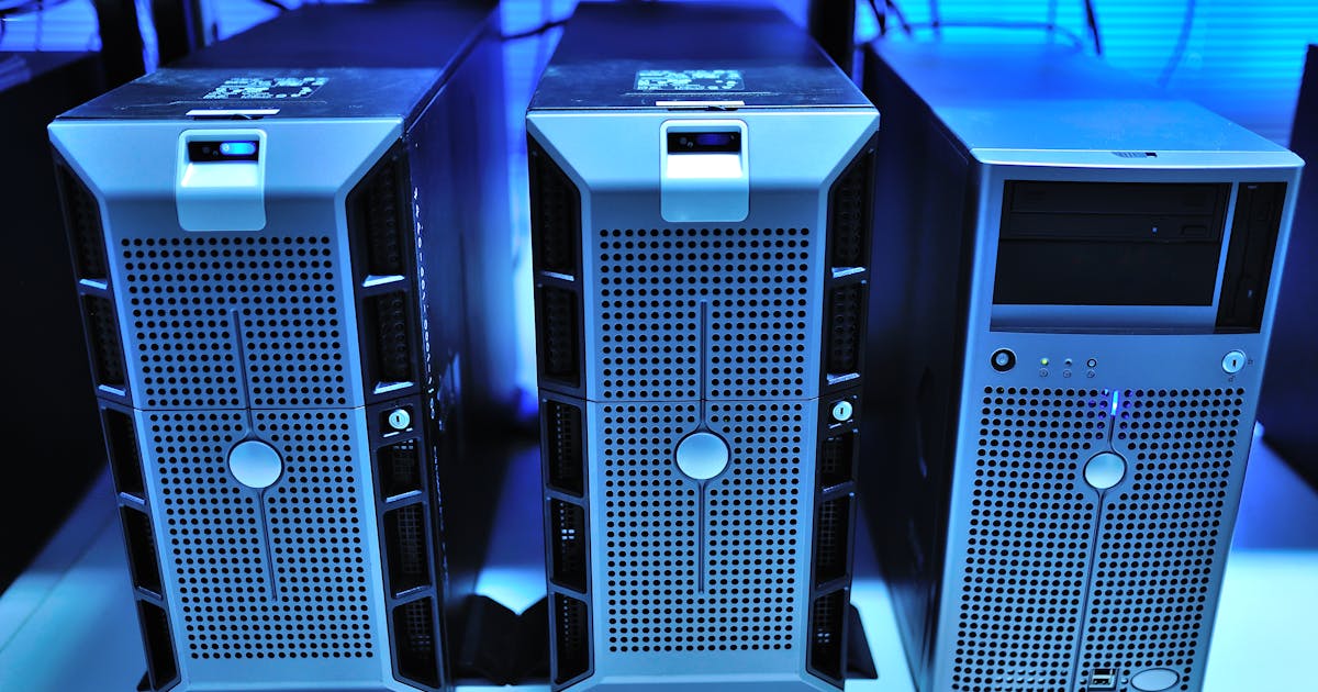 Mavi ışıklı sunucu kasaları ve kabloları gösteren veri merkezi fotoğrafı Mavi ışıklı sunucu kasaları ve kabloları gösteren veri merkezi fotoğrafı